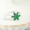 56 Bague fleur en or blanc 750 avec émeraudes et diamants 58 Facettes HJ062625