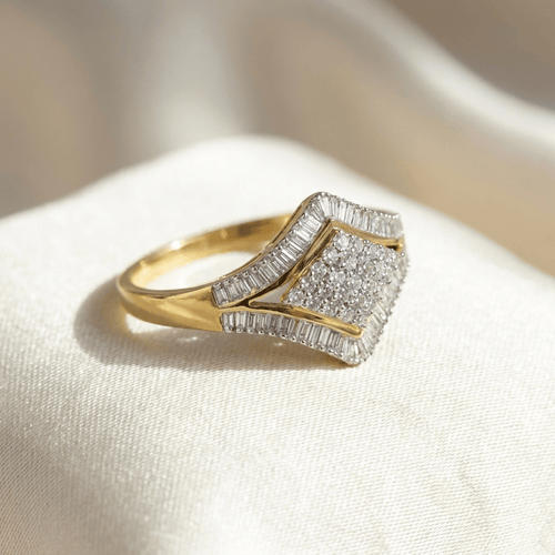 60 Bague géométrique en or jaune 585 et diamants 58 Facettes HJ062627