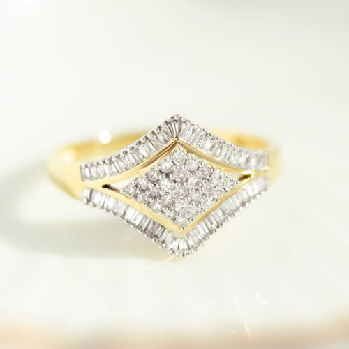 60 Bague géométrique en or jaune 585 et diamants 58 Facettes HJ062627