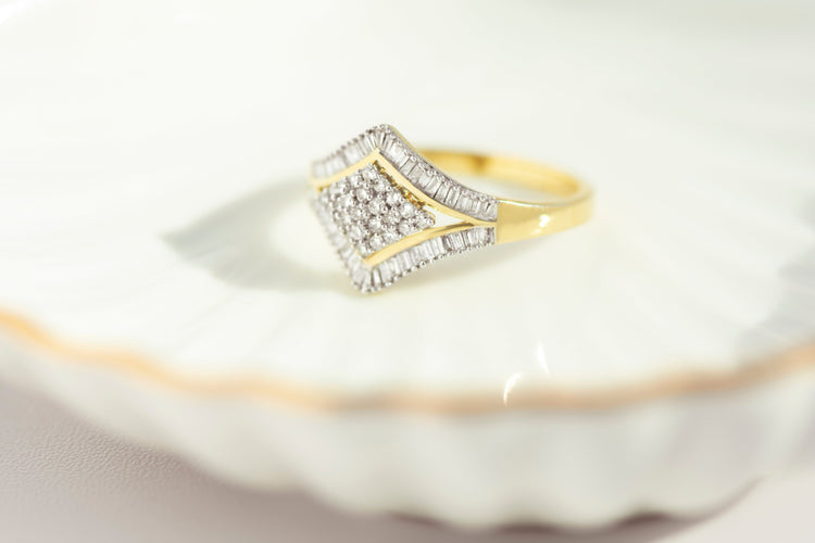 60 Bague géométrique en or jaune 585 et diamants 58 Facettes HJ062627