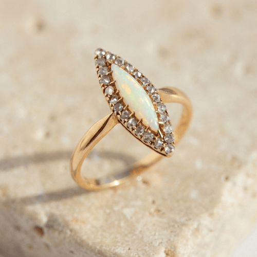 58 Bague navette ancienne en or jaune avec opale et diamants 58 Facettes HJ062638