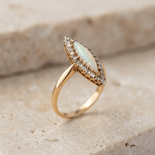 58 Bague navette ancienne en or jaune avec opale et diamants 58 Facettes HJ062638