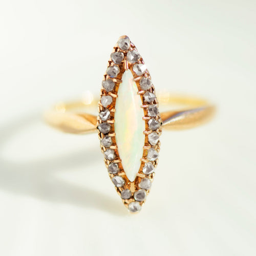 58 Bague navette ancienne en or jaune avec opale et diamants 58 Facettes HJ062638