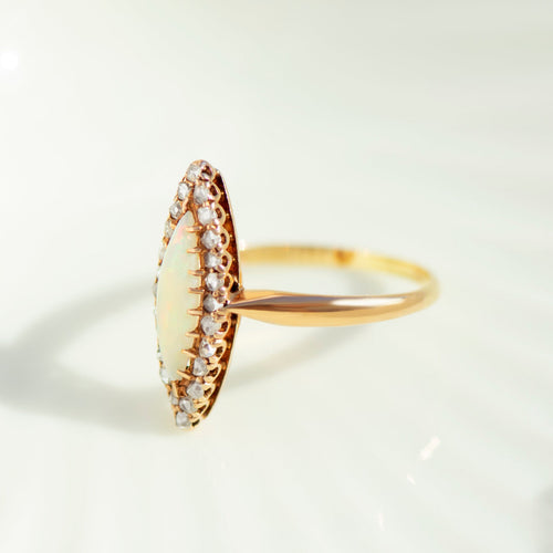 58 Bague navette ancienne en or jaune avec opale et diamants 58 Facettes HJ062638