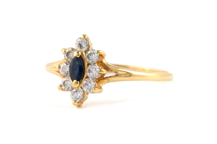 52 Bague contemporaine en or jaune 18 carats sertie d'un saphir et de zirconiums 58 Facettes B898