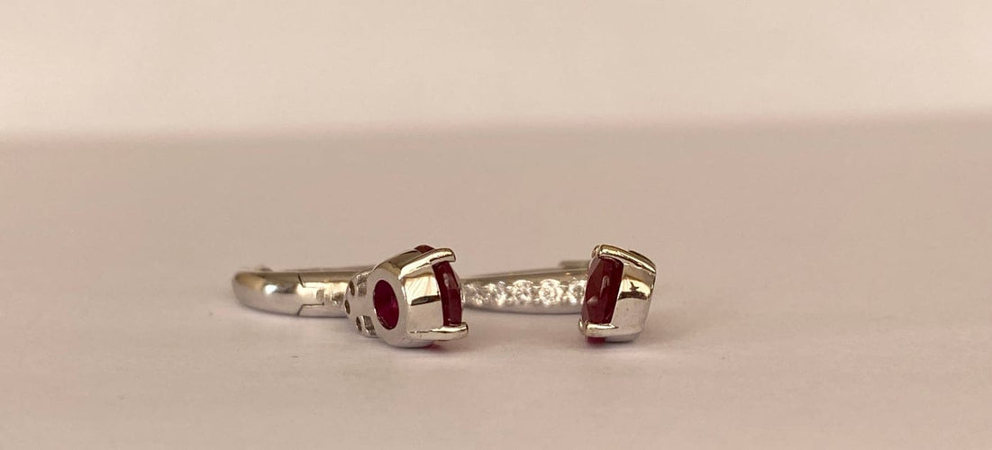 ALGT - Boucles d'oreilles en or blanc avec rubis et diamants 58 Facettes earrings
