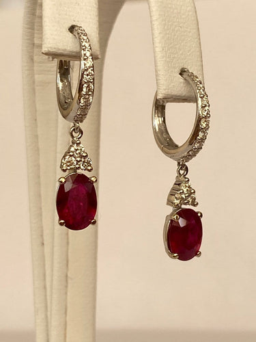 ALGT - Boucles d'oreilles en or blanc avec rubis et diamants 58 Facettes earrings