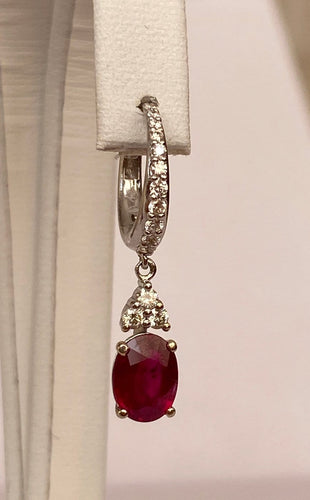 ALGT - Boucles d'oreilles en or blanc avec rubis et diamants 58 Facettes earrings