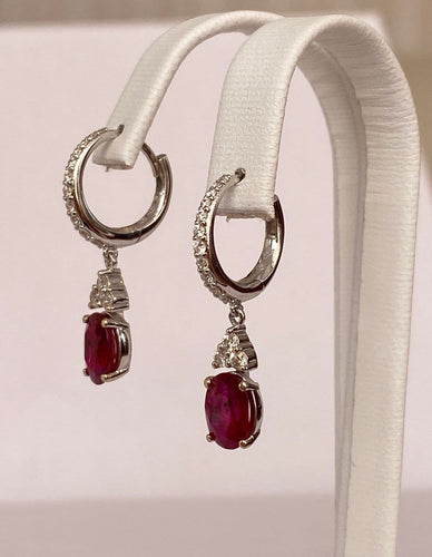 ALGT - Boucles d'oreilles en or blanc avec rubis et diamants 58 Facettes earrings