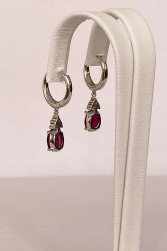 ALGT - Boucles d'oreilles en or blanc avec rubis et diamants 58 Facettes earrings