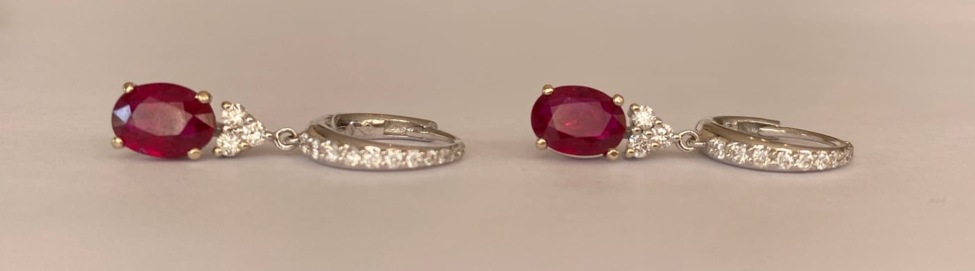 ALGT - Boucles d'oreilles en or blanc avec rubis et diamants 58 Facettes earrings