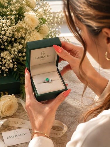 56 Green Passion - Bague Toi et Moi en or blanc, émeraude et diamant 58 Facettes 50495