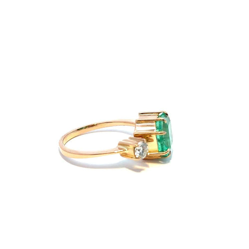 52 Bague en or jaune avec émeraude colombienne et diamant 58 Facettes 50498