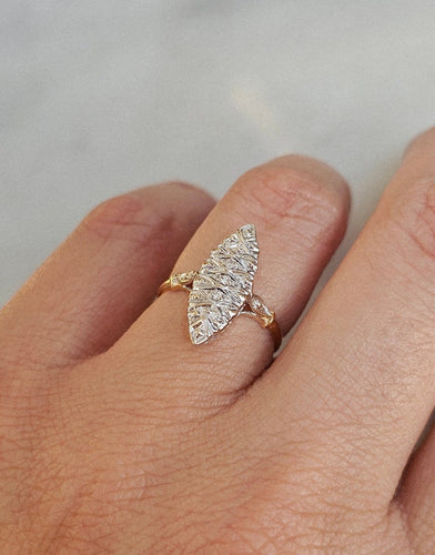 49.5 Bague marquise en or jaune et blanc et diamants 58 Facettes 756