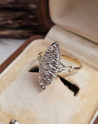 49.5 Bague marquise en or jaune et blanc et diamants 58 Facettes 756