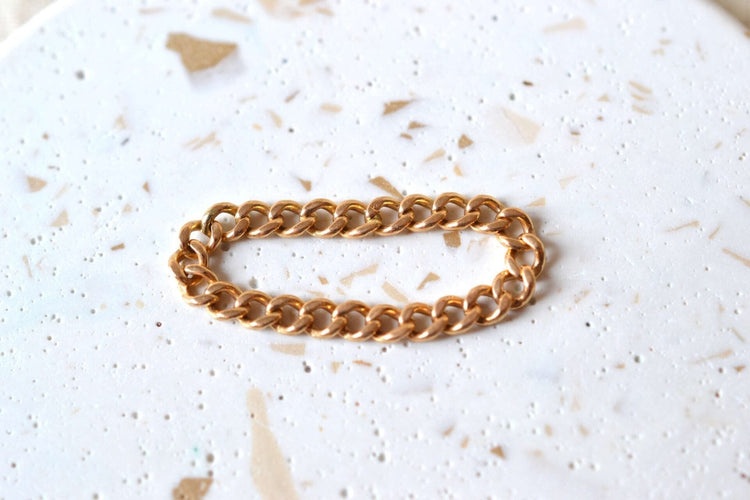 https://cdn.shopify.com/s/files/1/0963/7950/2920/files/bague-chaine-gourmette_e27749a0-7a33-4378-8358-b59340eba5e4.jpg?v=1779375780