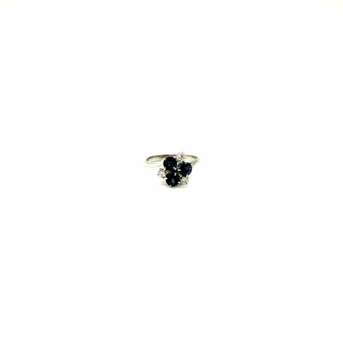 50 Bague en or blanc, saphirs et diamants 58 Facettes Z15B51850