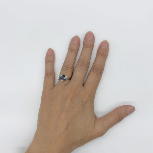 50 Bague en or blanc, saphirs et diamants 58 Facettes Z15B51850