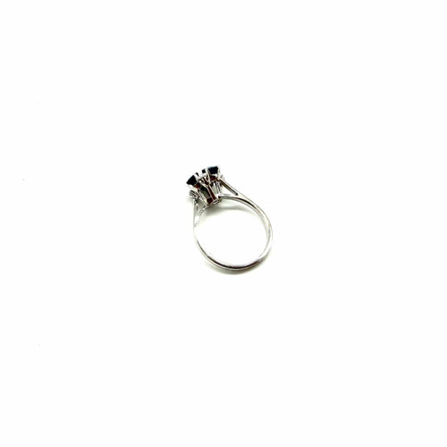 50 Bague en or blanc, saphirs et diamants 58 Facettes Z15B51850