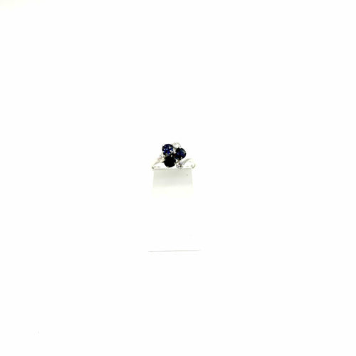 50 Bague en or blanc, saphirs et diamants 58 Facettes Z15B51850