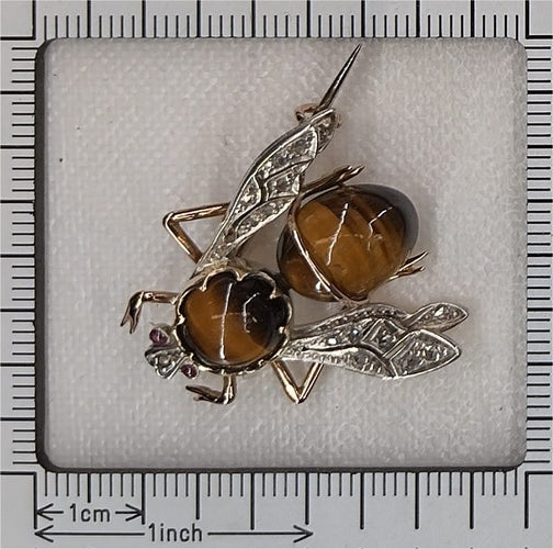 26050-0106.p09_Charming Interbellum Bee Brooch  ca  1930  with Tiger s Eye and Diamonds-en.jpg