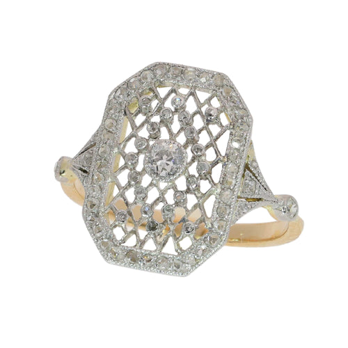 26089-0352.p05_Platinum Lace and Old Cut Diamonds in an Edwardian Ring  circa 1915-en.jpg