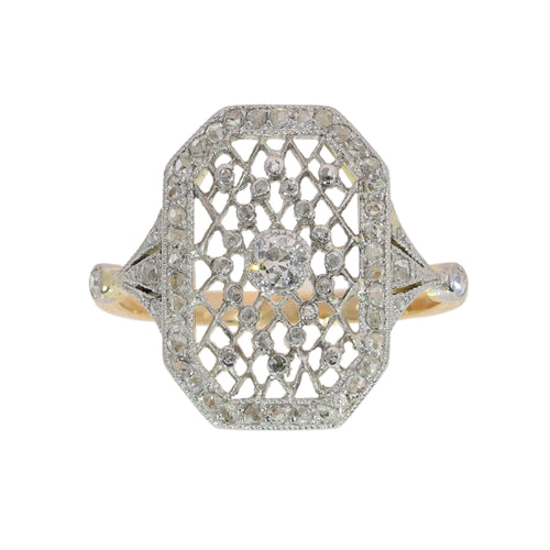 26089-0352.p04_Platinum Lace and Old Cut Diamonds in an Edwardian Ring  circa 1915-en.jpg