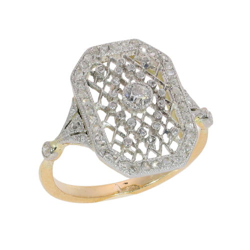 26089-0352.p11_Platinum Lace and Old Cut Diamonds in an Edwardian Ring  circa 1915-en.jpg
