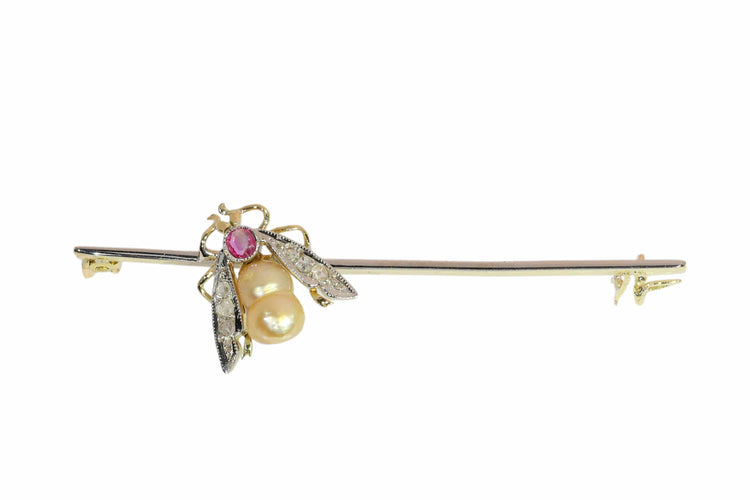 26089-0366.p01_A Charming Pearl-Bodied Insect Bar Brooch from the Interbellum Era  ca  1930-en.jpg