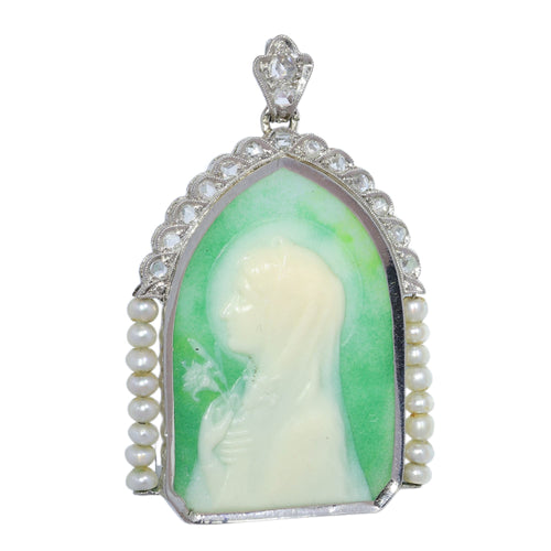 26089-0387.p01_Art Deco pendant of Mary in green relief with pearls  circa 1920-en.jpg