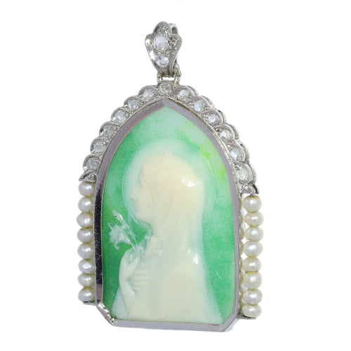 26089-0387.p02_Art Deco pendant of Mary in green relief with pearls  circa 1920-en.jpg