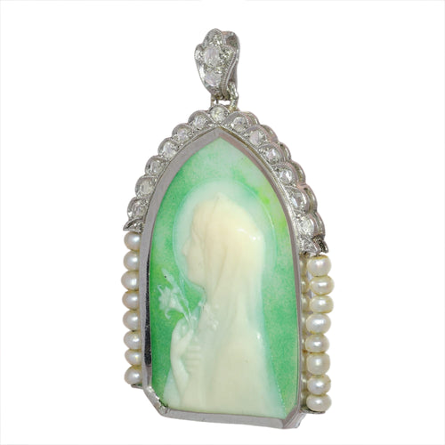 26089-0387.p03_Art Deco pendant of Mary in green relief with pearls  circa 1920-en.jpg