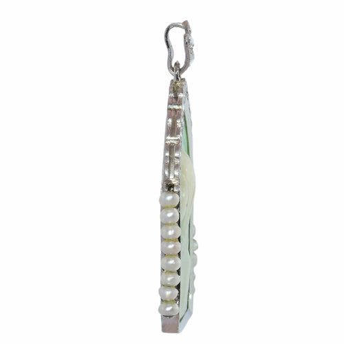 26089-0387.p05_Art Deco pendant of Mary in green relief with pearls  circa 1920-en.jpg