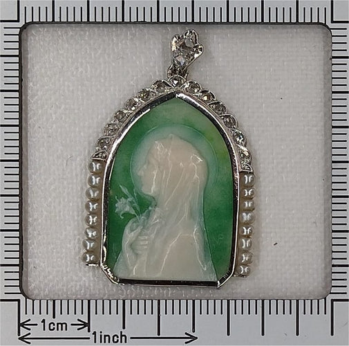 26089-0387.p07_Art Deco pendant of Mary in green relief with pearls  circa 1920-en.jpg