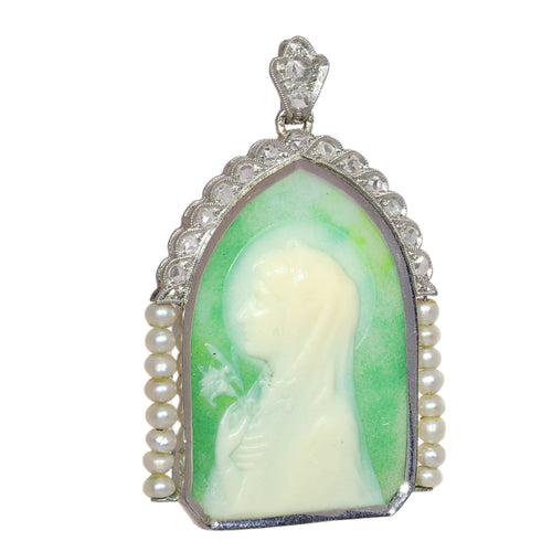 26089-0387.p04_Art Deco pendant of Mary in green relief with pearls  circa 1920-en.jpg