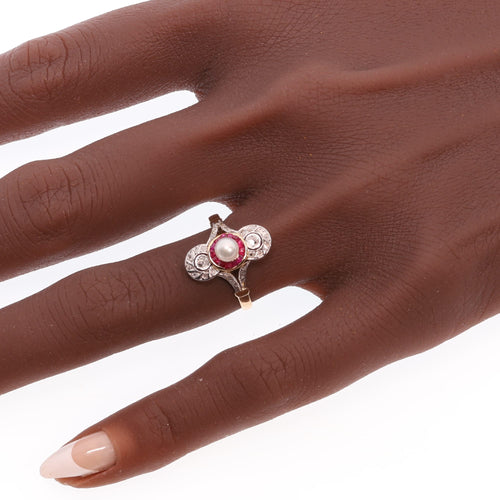 26106-0425.p01_Belle  poque to Art Deco Pearl  Ruby and Diamond Ring  circa 1920-en.jpg