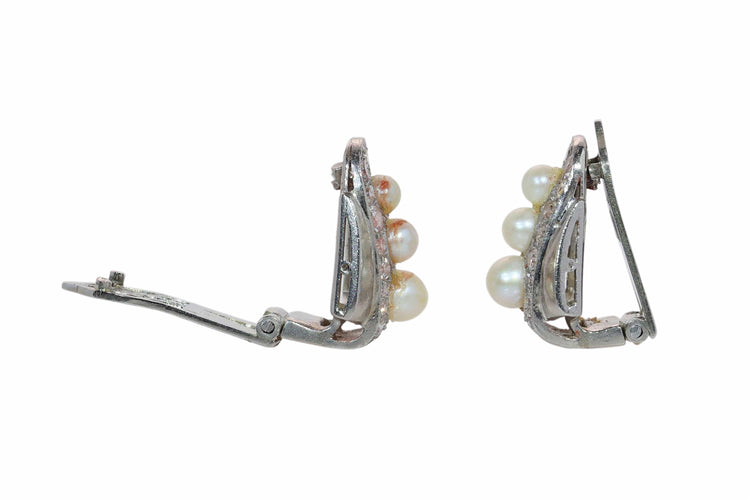 26177-0183.p04_Platinum Pearl and Diamond Earclips with Art Deco Echoes  circa 1950-en.jpg
