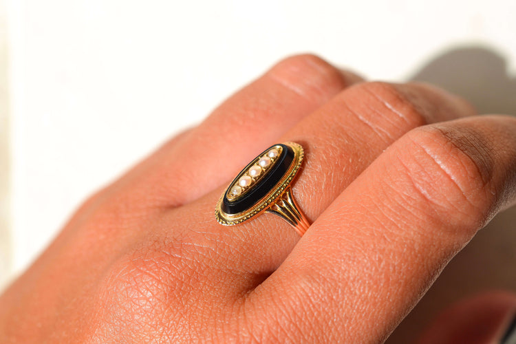 https://cdn.shopify.com/s/files/1/0963/7950/2920/files/bague-vintage-or-perle-onyx.jpg?v=1787581933