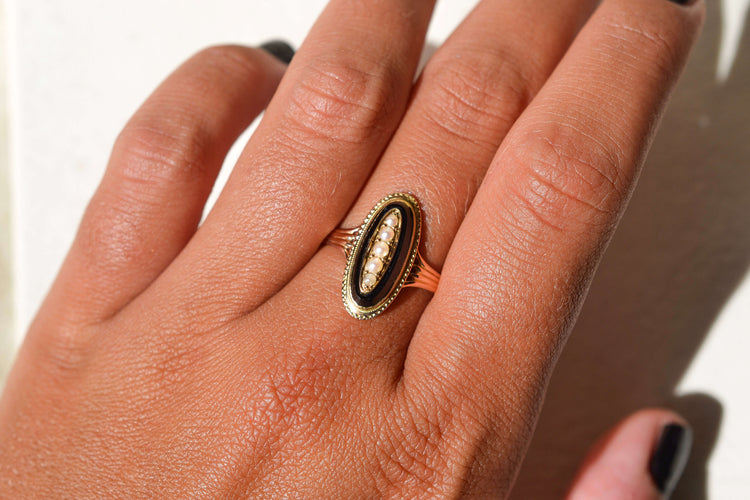 https://cdn.shopify.com/s/files/1/0963/7950/2920/files/bague-vintage-or-perle.jpg?v=1787581934
