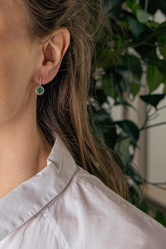 Boucles d'oreilles pendantes en or blanc, émeraudes et diamants 58 Facettes 5943460RV