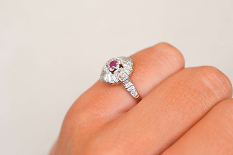 https://cdn.shopify.com/s/files/1/0963/7950/2920/files/bague-vintage-seconde-main-art-deco.jpg?v=1787660225