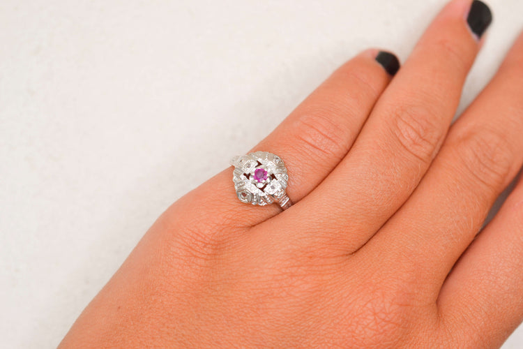 https://cdn.shopify.com/s/files/1/0963/7950/2920/files/bague-rubis-or-jaune-or-blanc.jpg?v=1787660225
