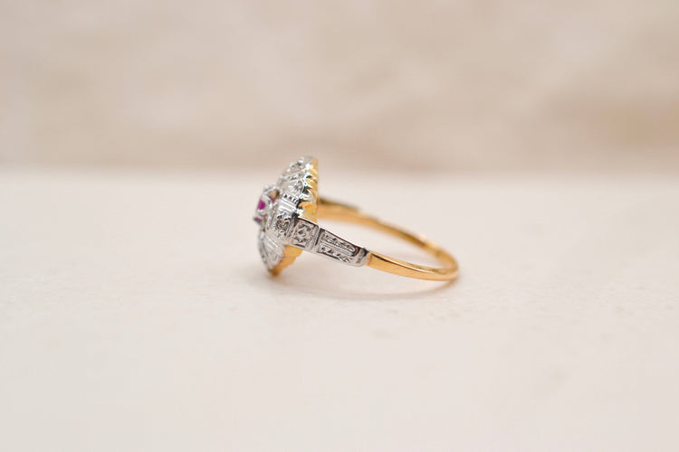 https://cdn.shopify.com/s/files/1/0963/7950/2920/files/bague-art-deco-or-blanc-or-jaune.jpg?v=1787660225