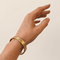 Bracelet jonc ouvrant articulé en or jaune 18K 58 Facettes BRA-2508-01