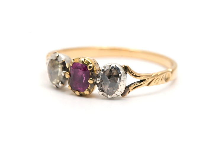 56 Art Nouveau - Bague en or jaune, rubis et diamants 58 Facettes B902