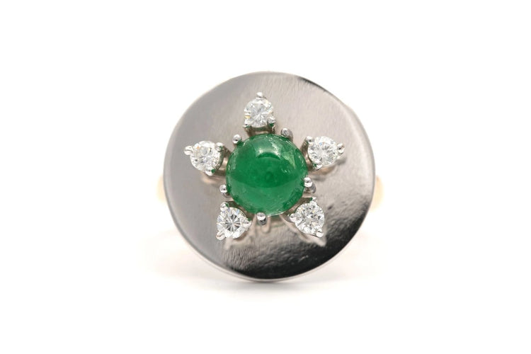 51 Années 70 - Bague en or jaune et blanc, émeraude et diamants 58 Facettes B903
