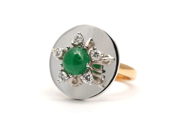 51 Années 70 - Bague en or jaune et blanc, émeraude et diamants 58 Facettes B903