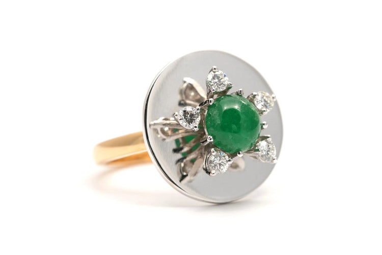 51 Années 70 - Bague en or jaune et blanc, émeraude et diamants 58 Facettes B903