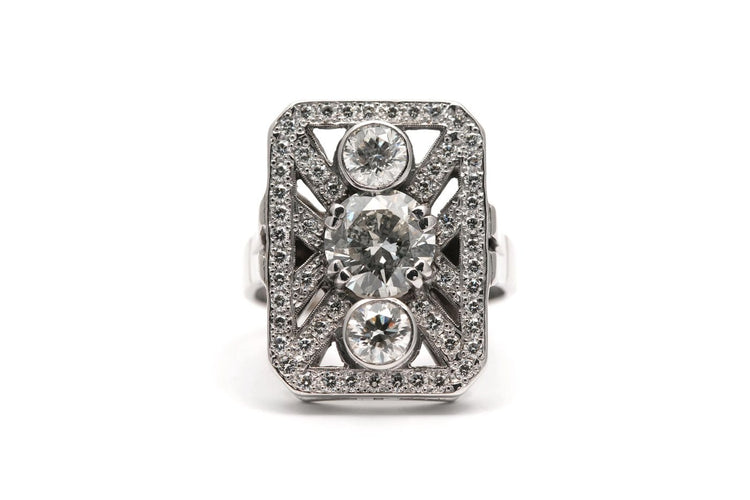 58 Bague contemporaine Art déco en or blanc 18 carats et diamants 58 Facettes 23935