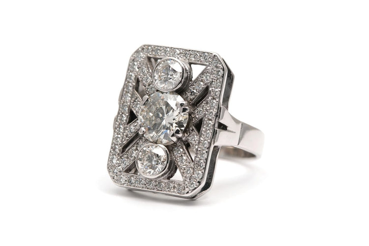 58 Bague contemporaine Art déco en or blanc 18 carats et diamants 58 Facettes 23935